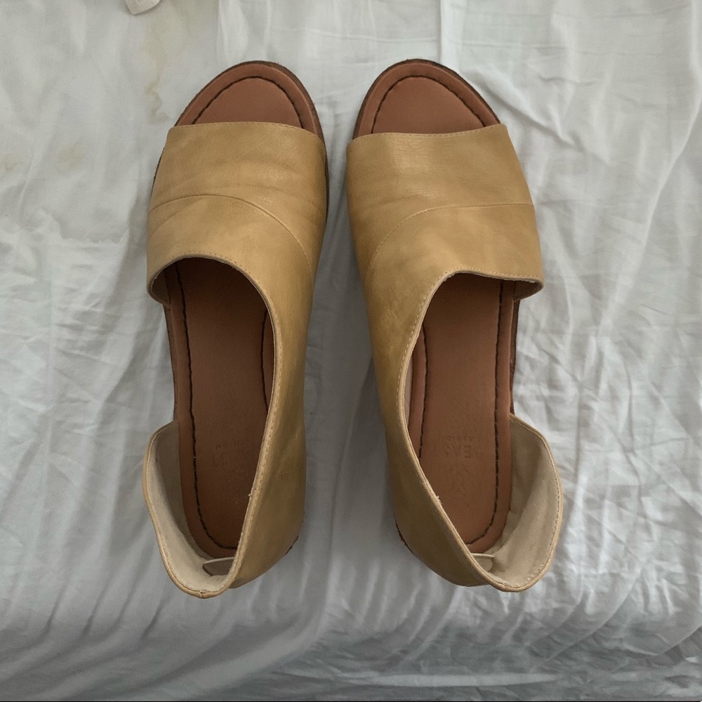 Mustard/tan open toe sandal